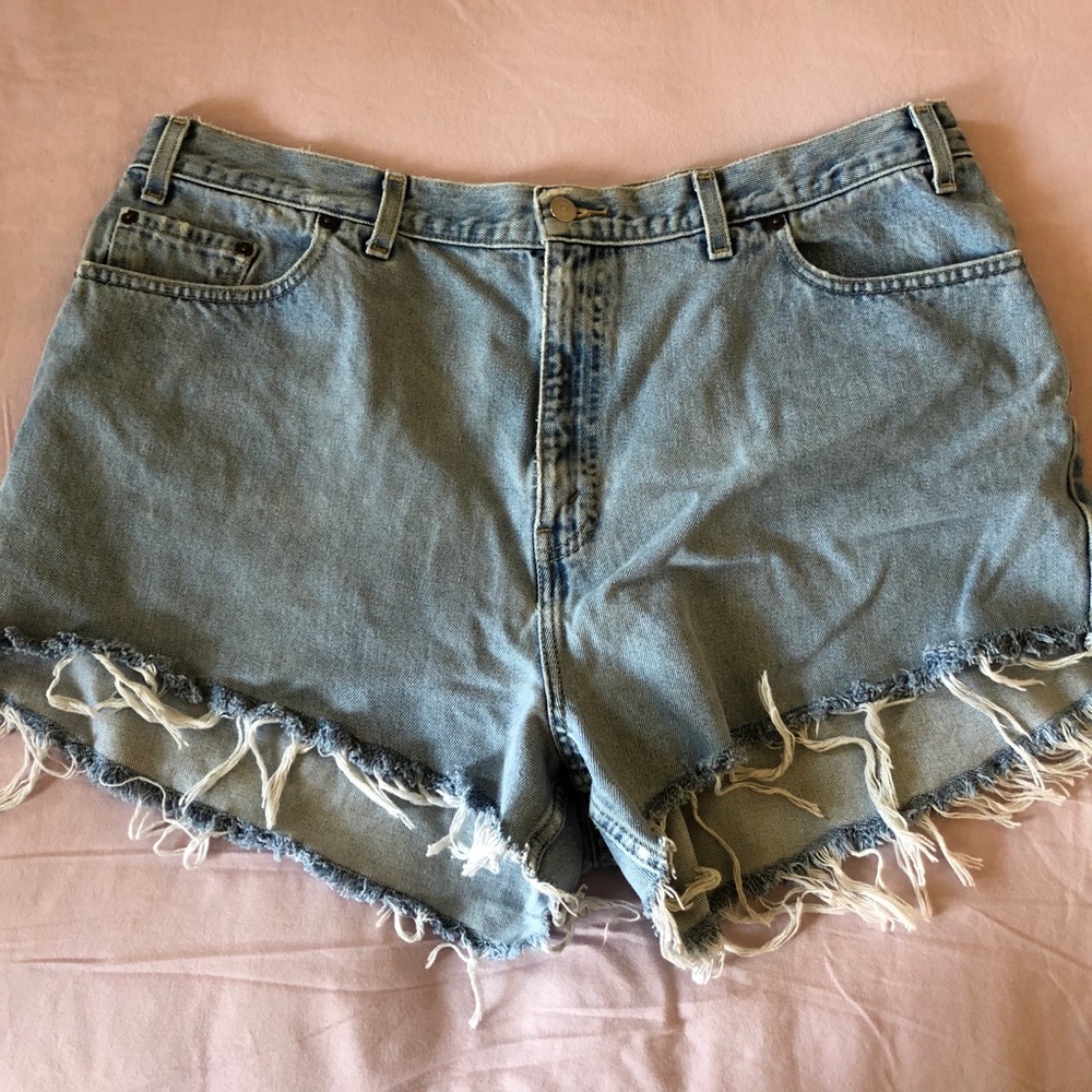LEVI’S cutoff shorts
